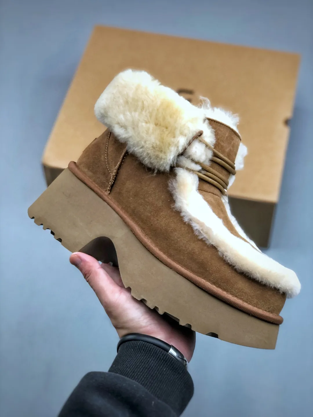 Local self-pickup 💰700 supports store placement. The top version on the market. 25 new models. UGG Esme 6cm taller. Split cow leather. Fashionable and comfortable. Ankle-length snow boots. Produced by a major foreign trade factory in Guangzhou. From toe to insole, genuine sheep fur. Independent outer box packaging. Chip. Waterproof process. Different from any version on the market. Independently developed original outsole and cashmere insole to keep you warm in winter and suitable for home use. In recent years, uug has launched a style series that is partially geared towards the preferences of young consumers and has also moved to the forefront of fashion trends. Shoe body material Water-repellent coated suede upper 17 mm UGGPURE™ implanted wool insole Lightweight non-slip and comfortable rubber outsole With brand LOGO trademark Comes with a full set of packaging Size: 35-40